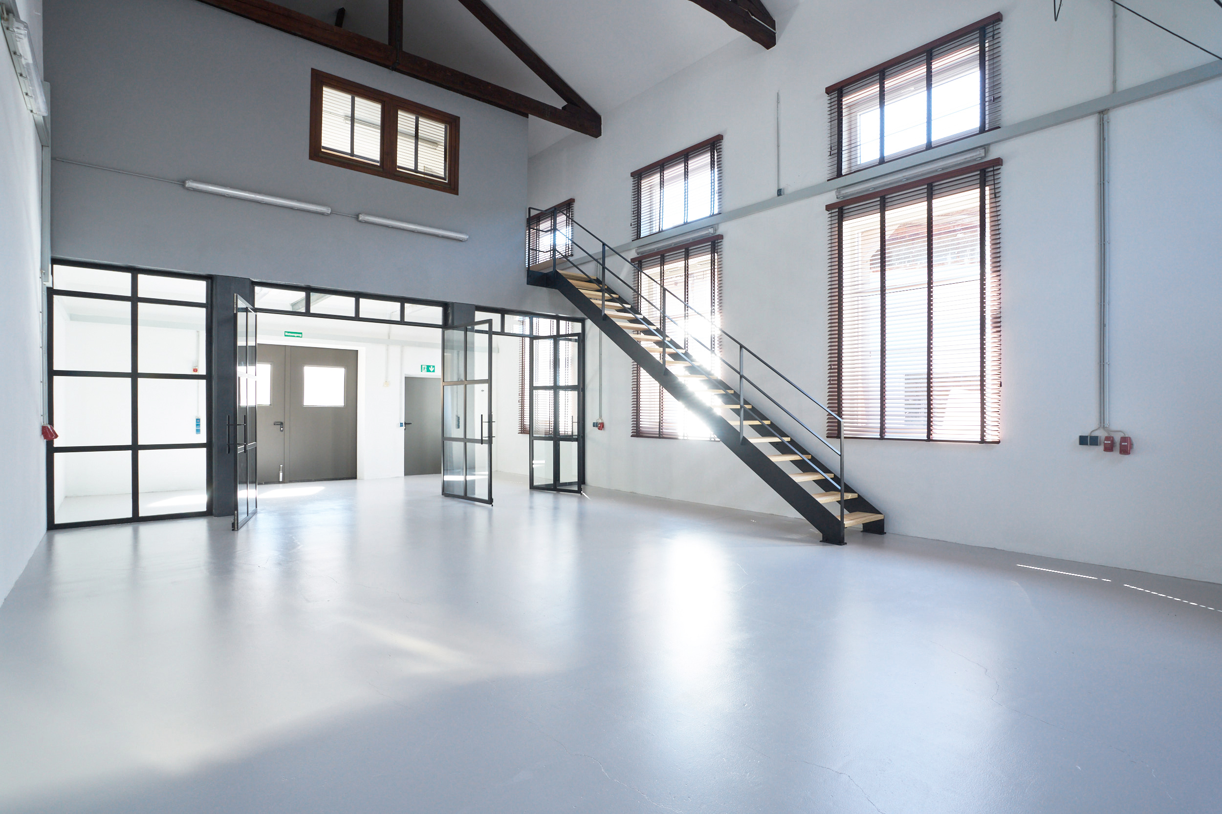 Halle 2. -Heller Innenraum der Westerham Factory mit Galerie und Tageslicht